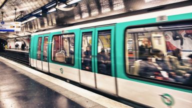 Парижкото метро премахва хартиените билети, само с карта