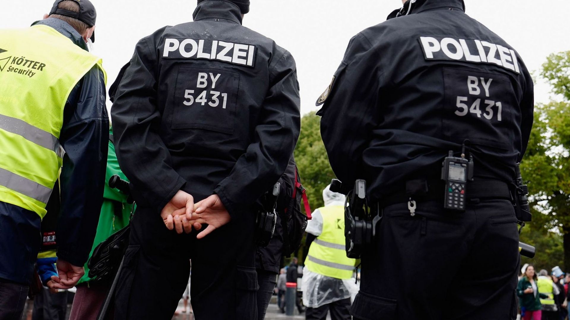 35 държавни лидери стотици политици и десетки министри на външните