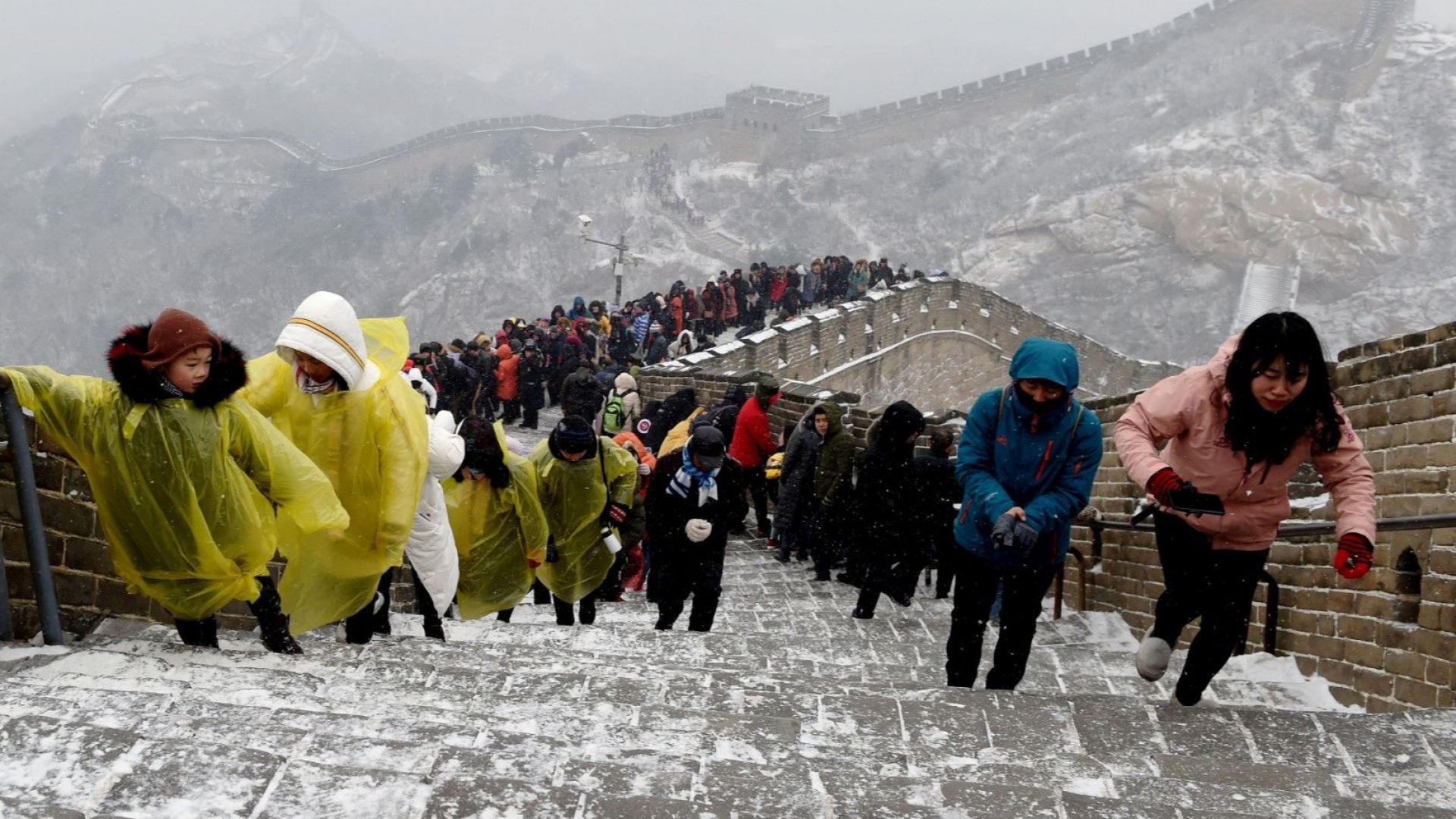 Поради заледяване и падналите снегове участъците от Великата китайска стена,
