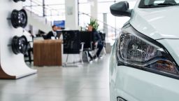 Продажбите на нови автомобили в Европа спадат, опасения за рецесия сред експертите