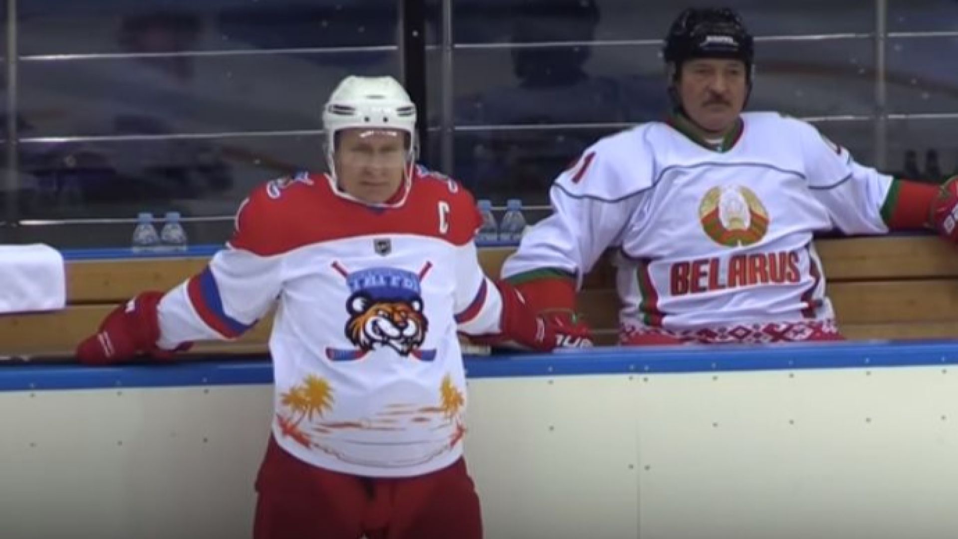 "Тигрите" Путин и Лукашенко играха хокей срещу "Мечките" (видео)