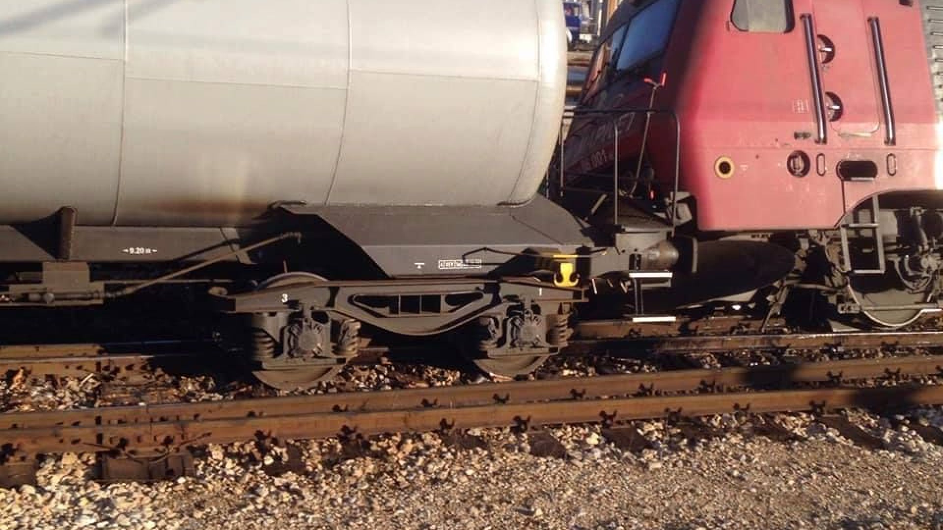 Три вагона от товарен влак превозващ пропан бутан са дерайлирали на