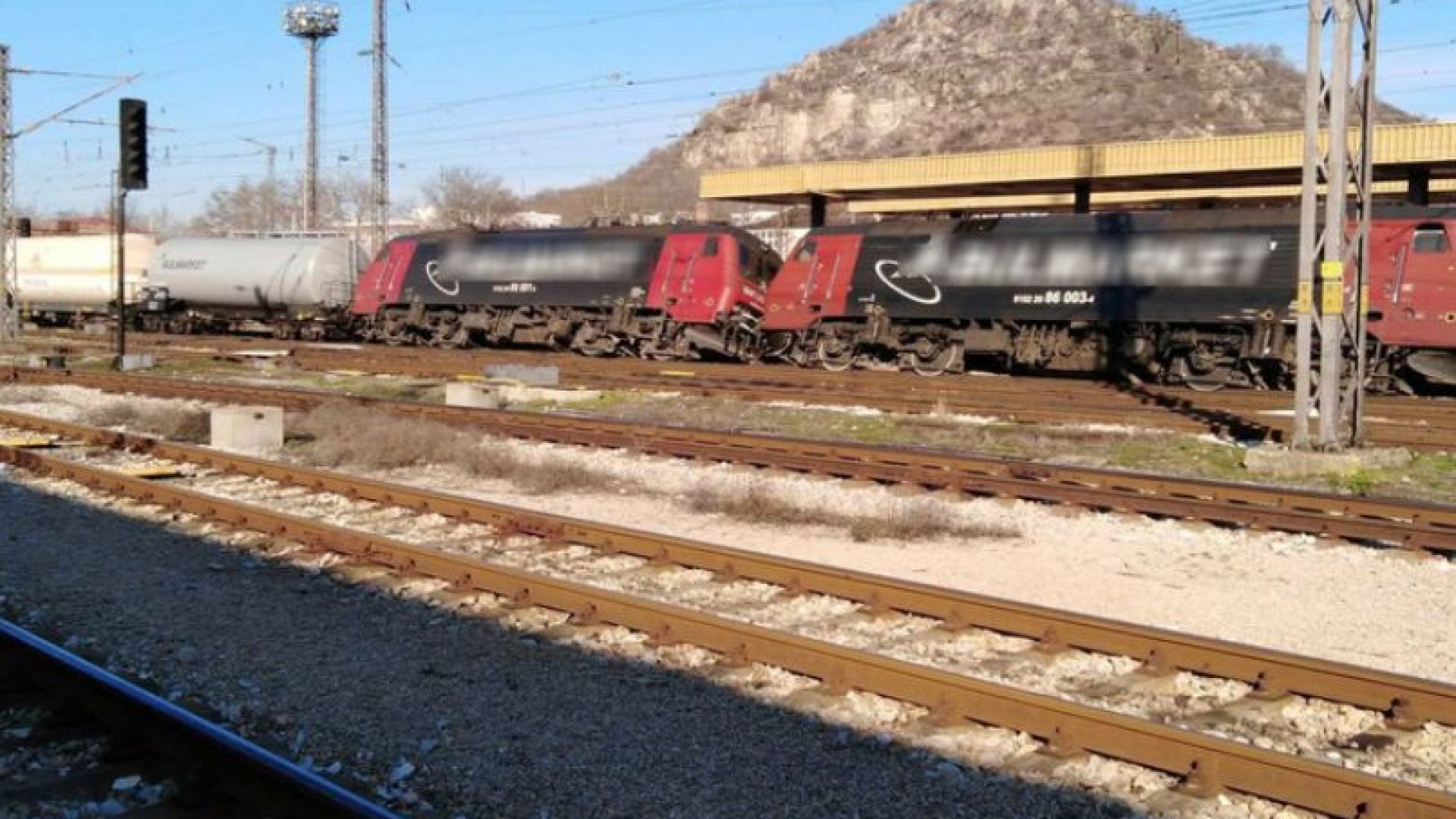 Дерайлиралите цистерни с пропан бутан и двамата локомотива от товарната композиция