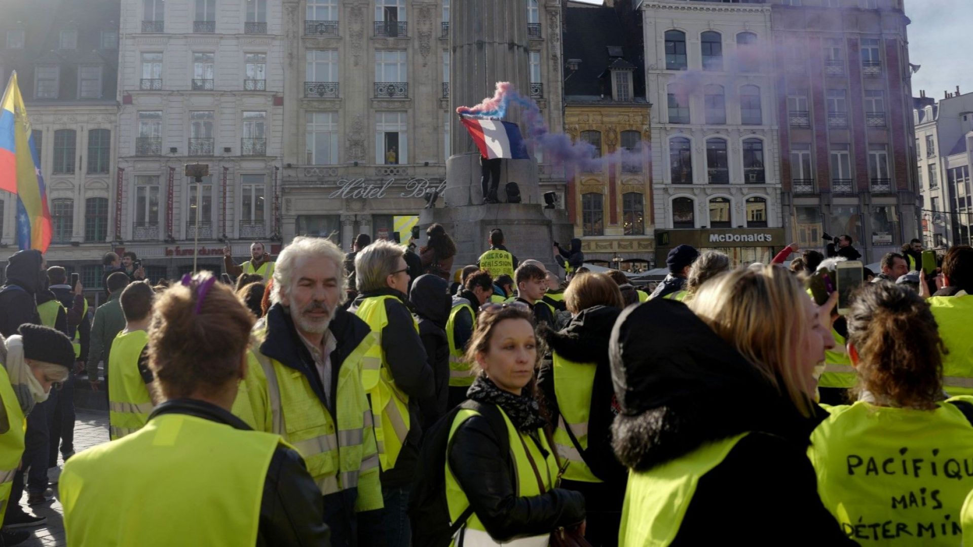 Хиляди души се включиха в демонстрациите на жълтите жилетки във
