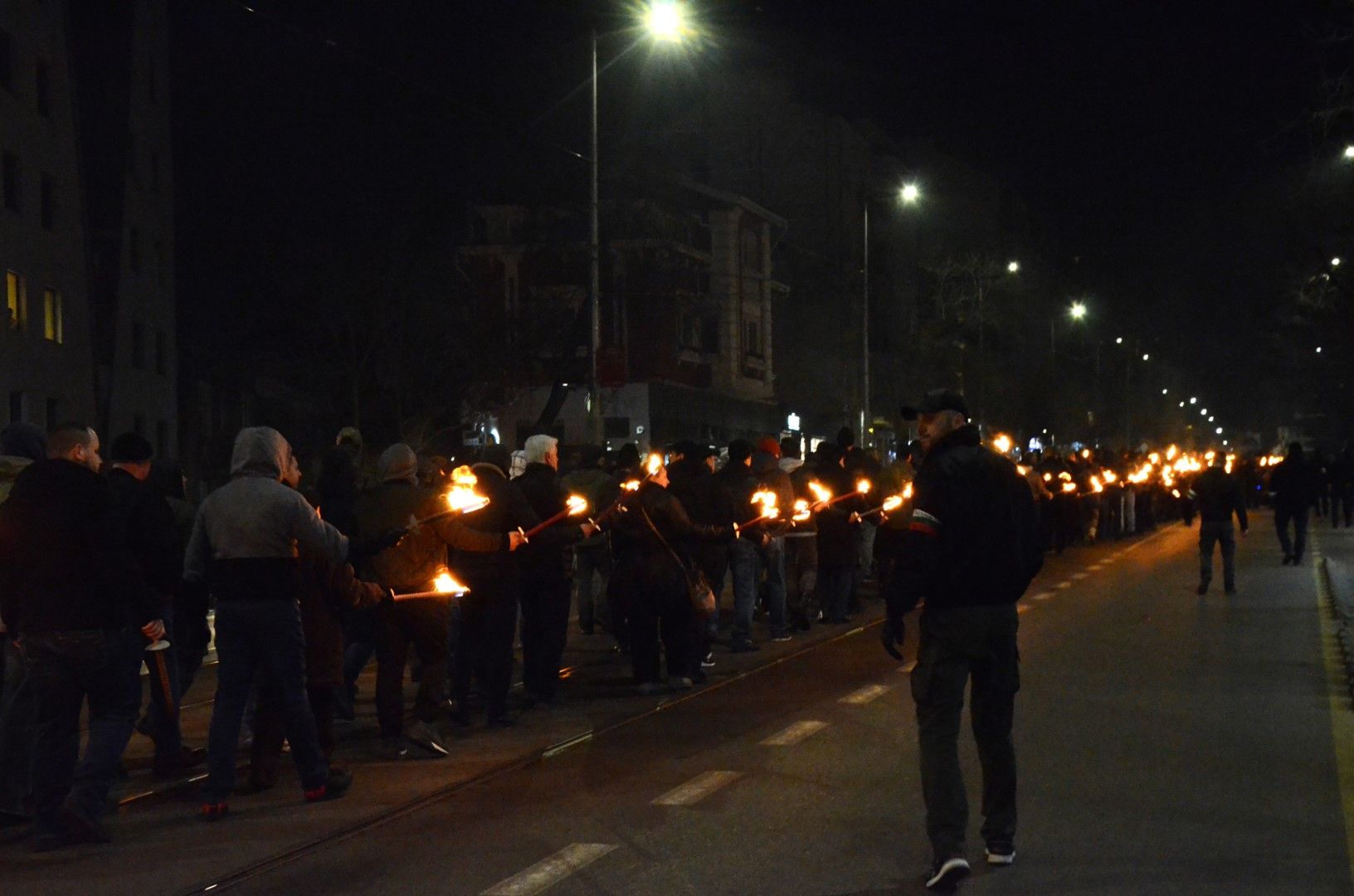 Повечето участници в шествието запалиха факли