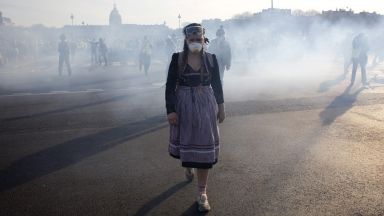 Сълзотворен газ срещу "жълтите жилетки", протестът продължава вече три месеца