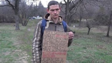 Майка изостави двете си ХИВ позитивни деца, a бащата проси, за да ги гледа