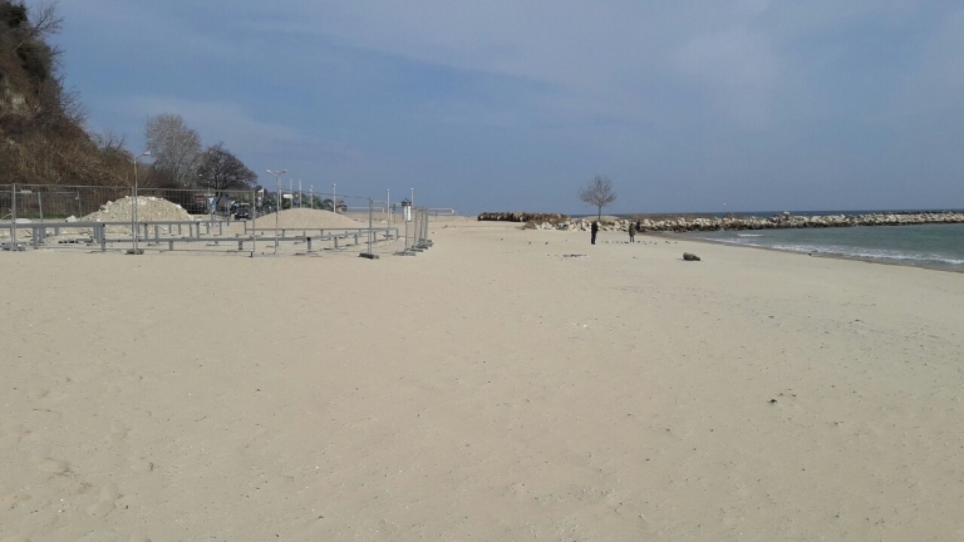 Американски сайт продава пясък от Офицерския плаж във Варна
