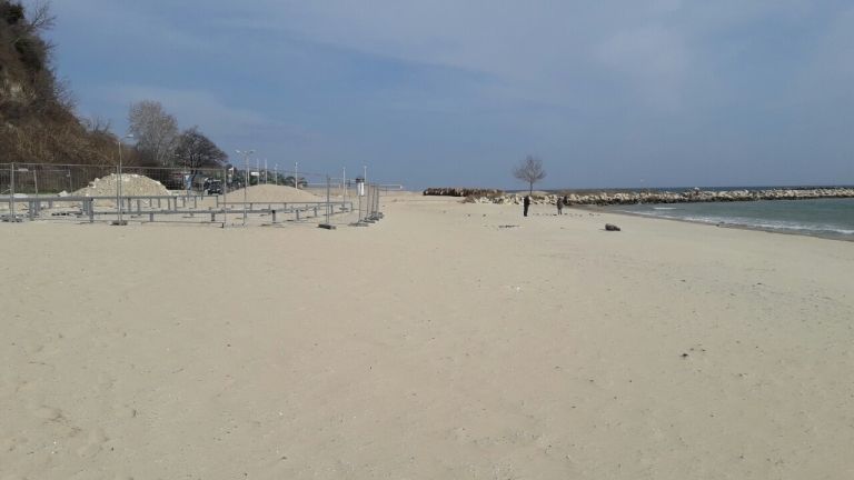 Офицерският плаж във Варна е покрит изцяло с пясък от чист кварц