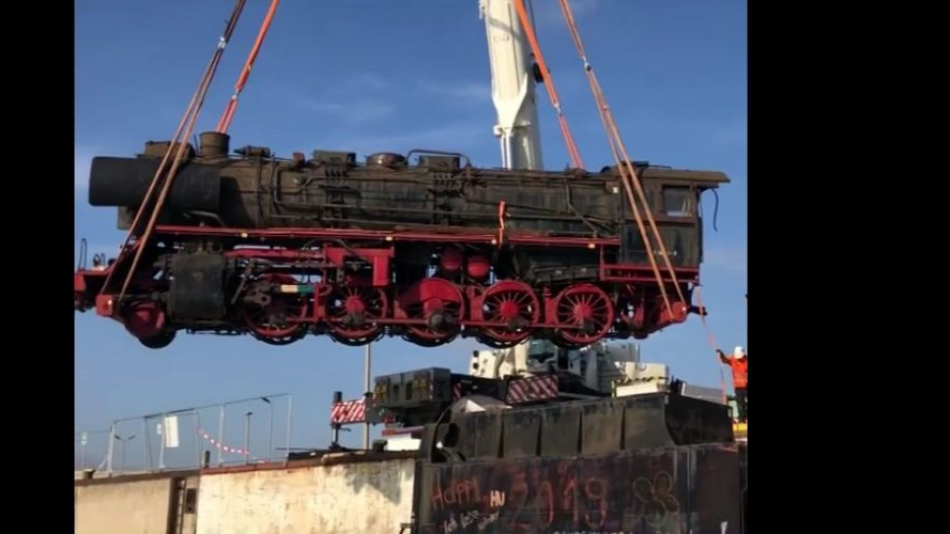 100 тонен парен локомотив пристигна от Виена на пристанището в Русе