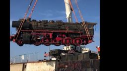 Уникален локомотив от Втората световна война пристигна у нас (видео)
