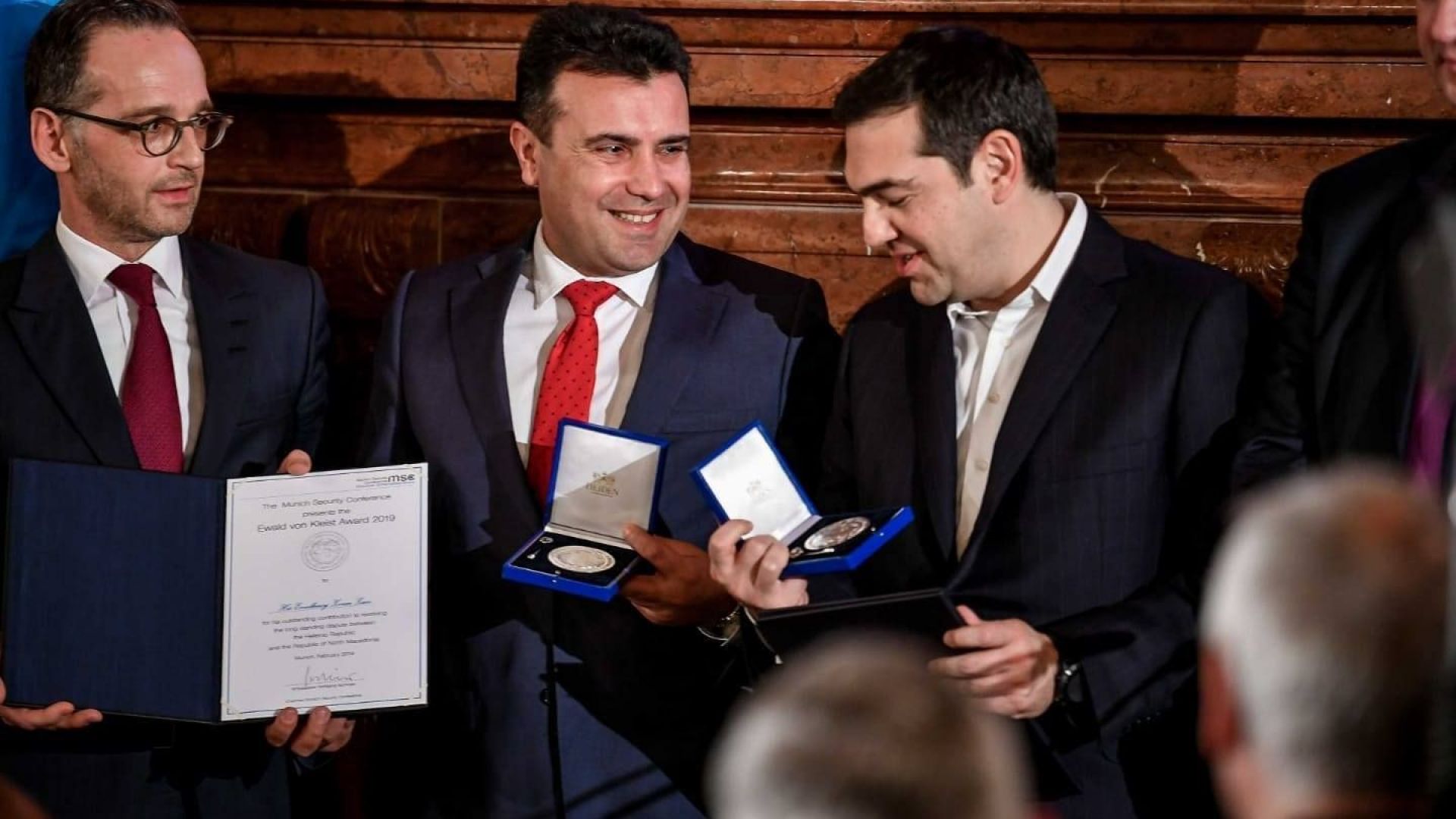 Правителствените лидери на Гърция и Северна Македония бяха наградени на