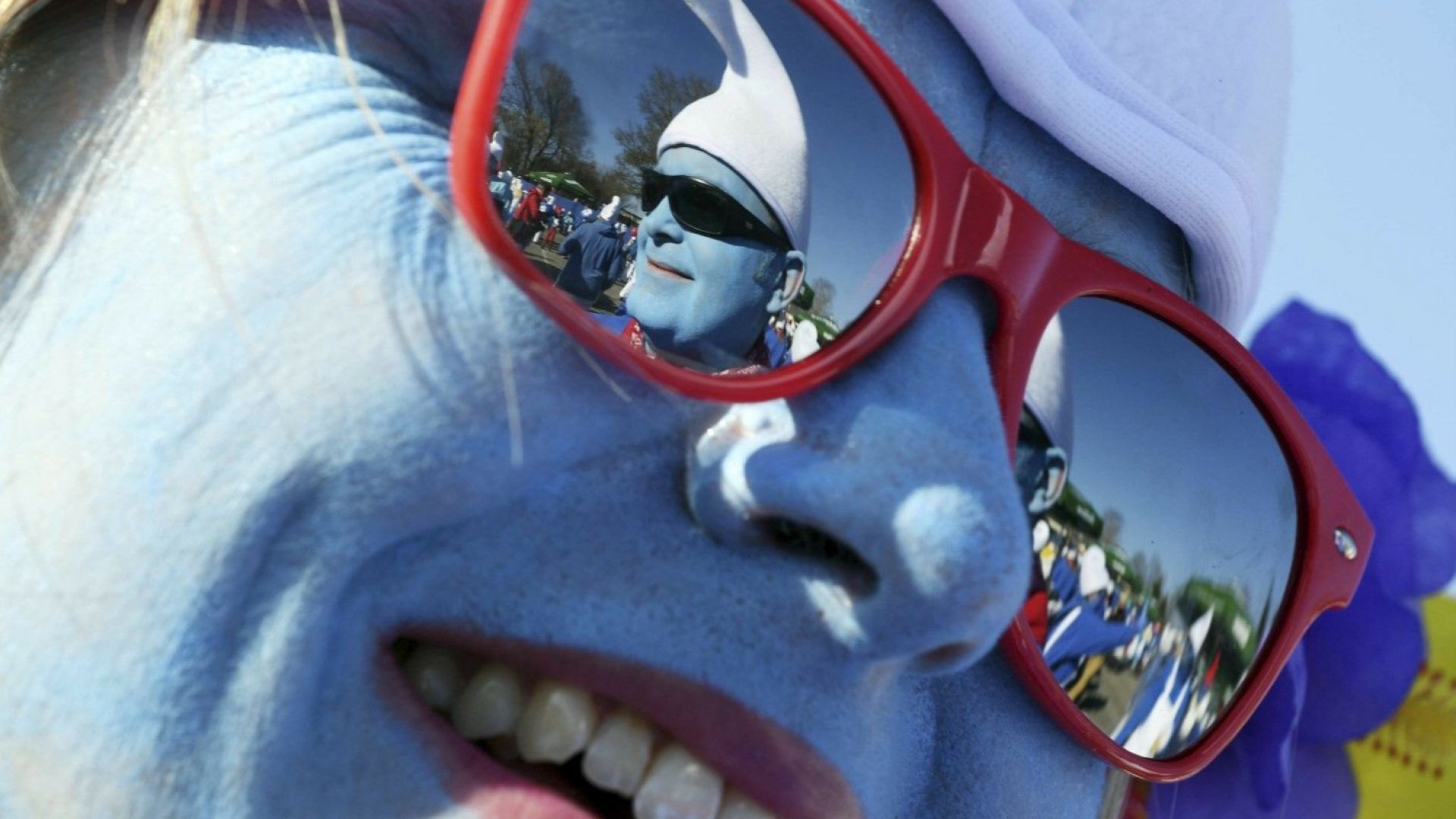 Точно 2762 души със син грим и бели шапки се