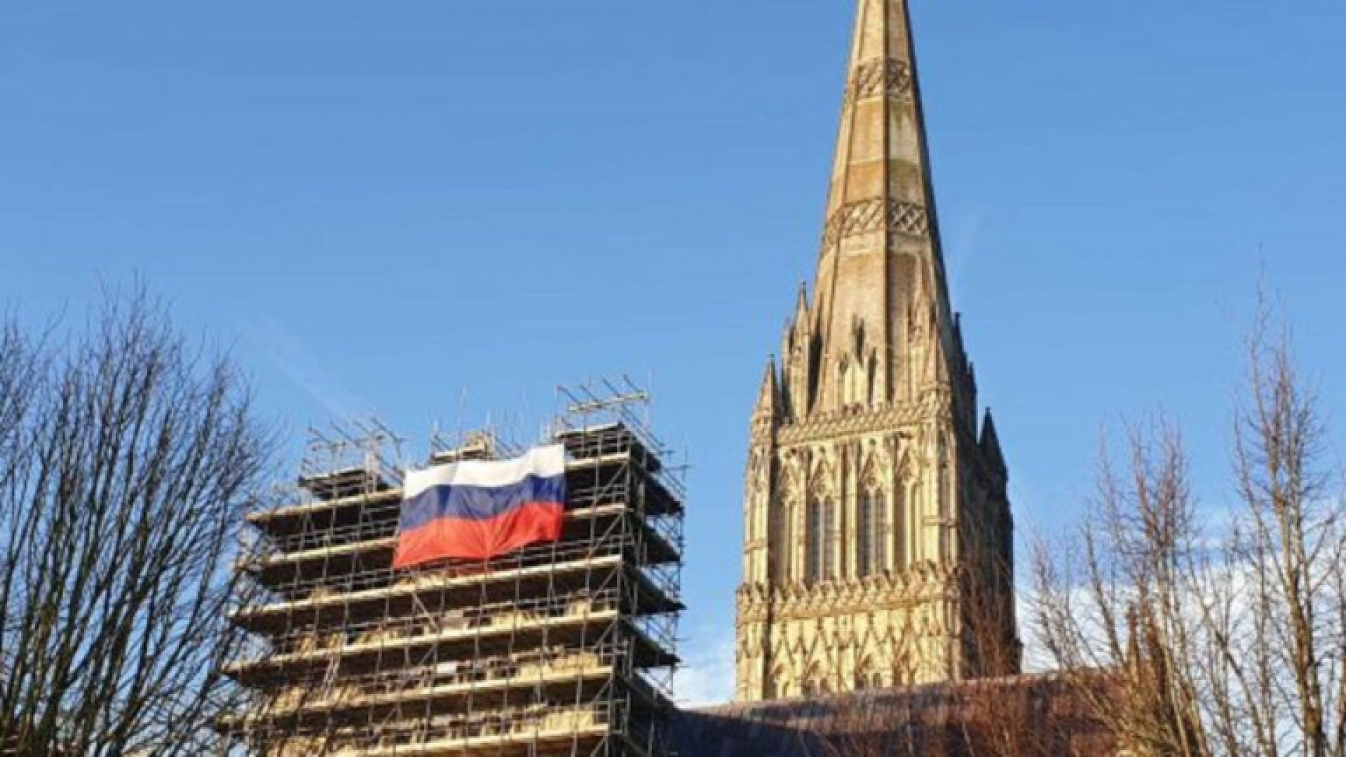 Руско знаме бе окачено до катедралата в Солсбъри