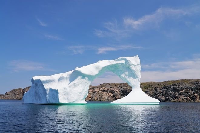 *Гигантски айсберг* "докосна" антарктическия бряг