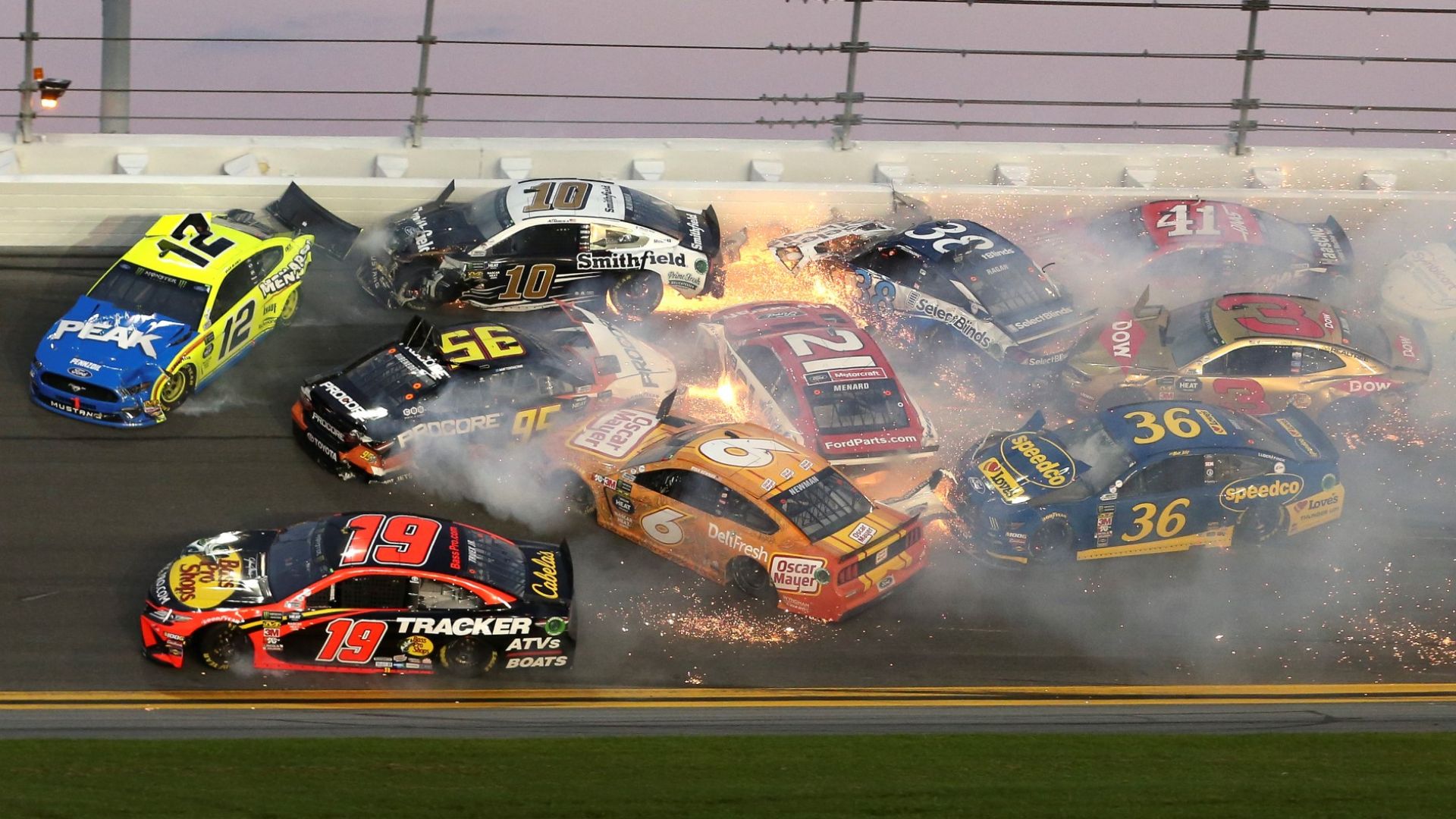 Брутална катастрофа с 22 коли в Daytona 500 (видео)