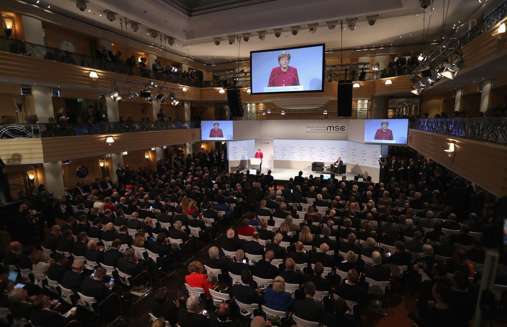 Ангела Меркел призна безпомощността на Европа пред ядрените заплахи на Русия