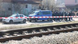 Заподозряният в четворното убийство е психично болен син на военен (снимки)