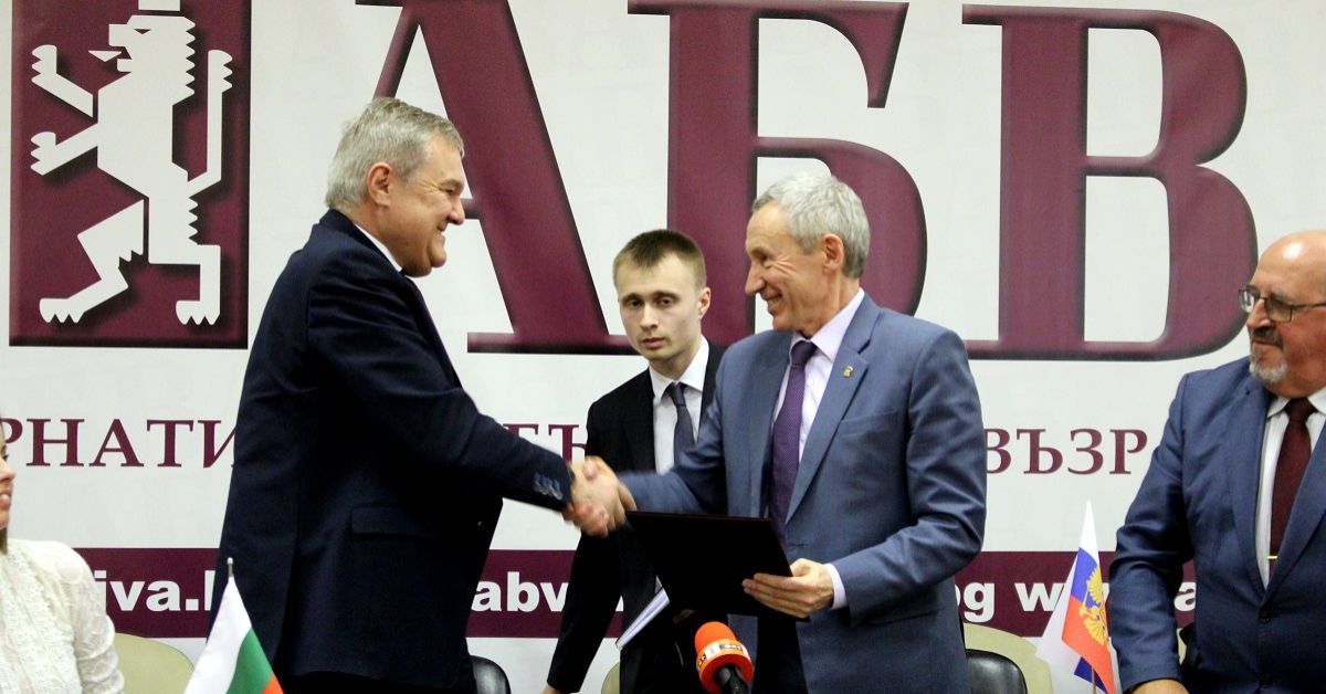 Лидерът Румен Петков се ръкува радушно с Андрей Климов