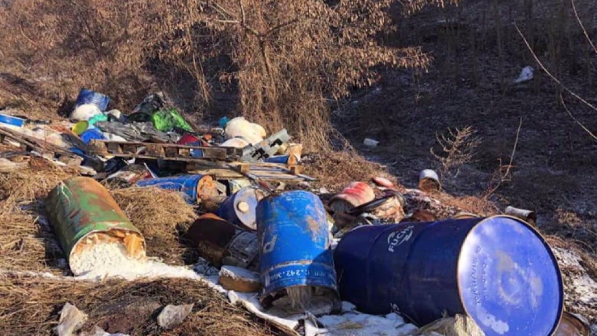 Изхвърлените край гара Яна токсични отпадъци вече са разчистени