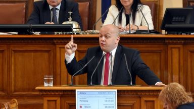 Парламентарната група на БСП не се регистрира в началото на