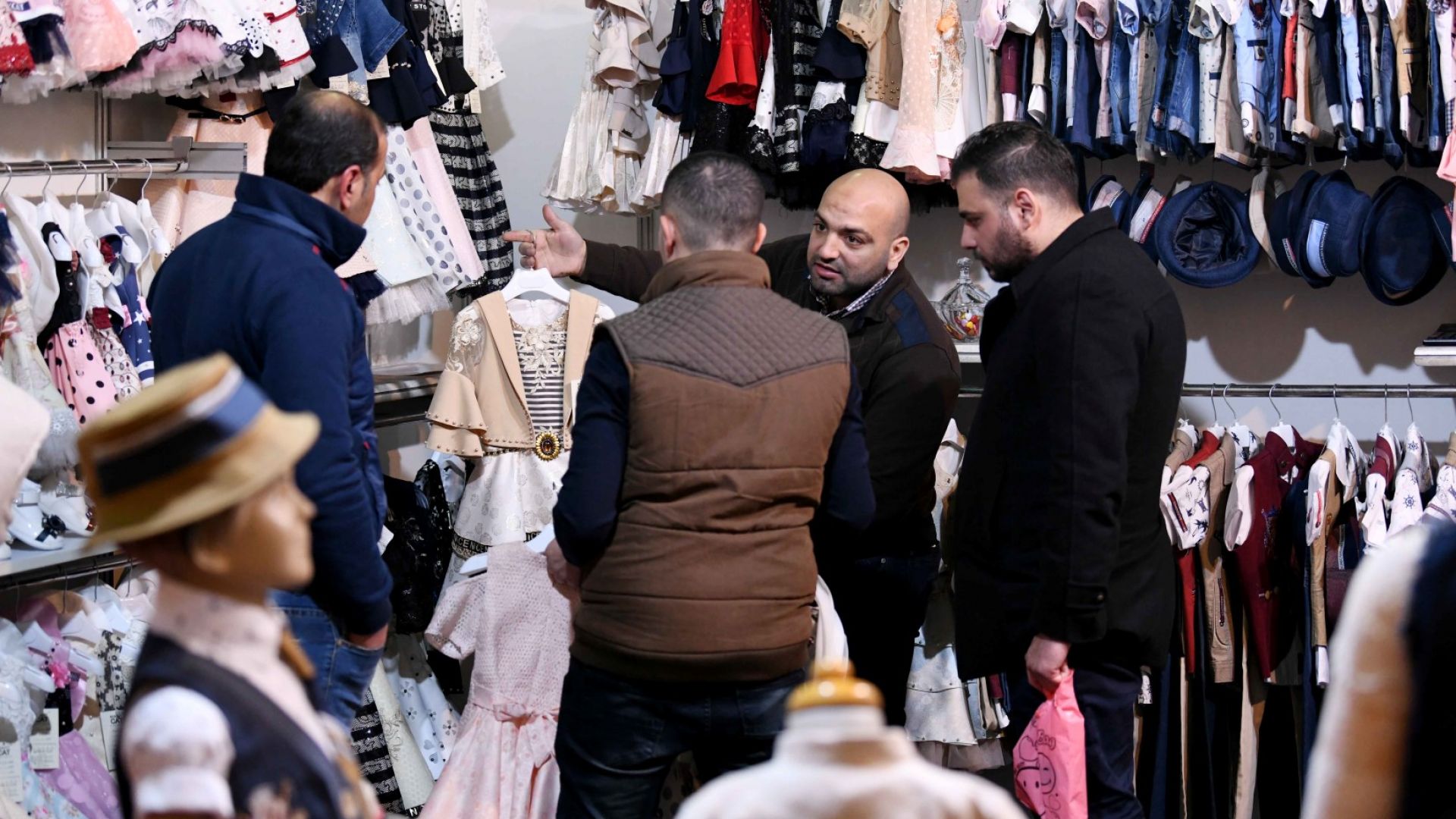 Всеки ден се образуват дълги опашки от сирийци които се