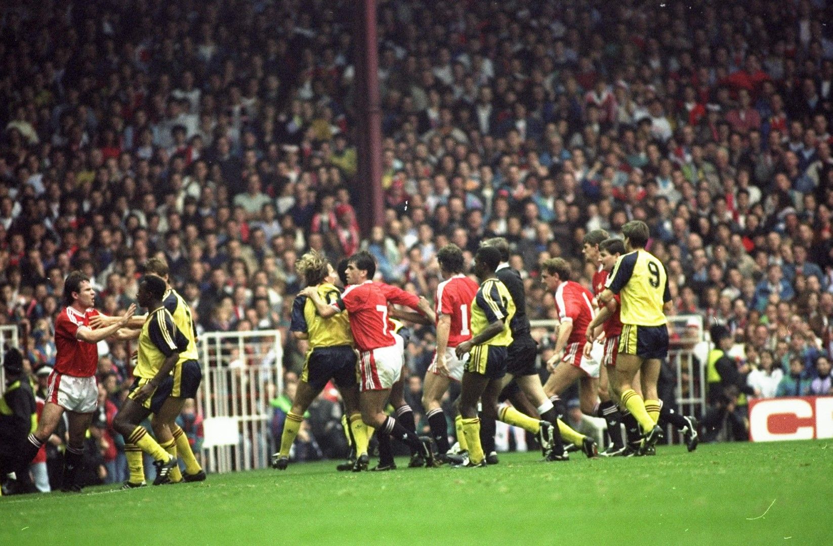1990 г. - Войната за "Олд Трафорд", както го кръщават медиите. Юнайтед и Арсенал се сбиват на терена, а наказанията не са само за играчите. Двата клуба губят точки в класирането заради позорните сцени