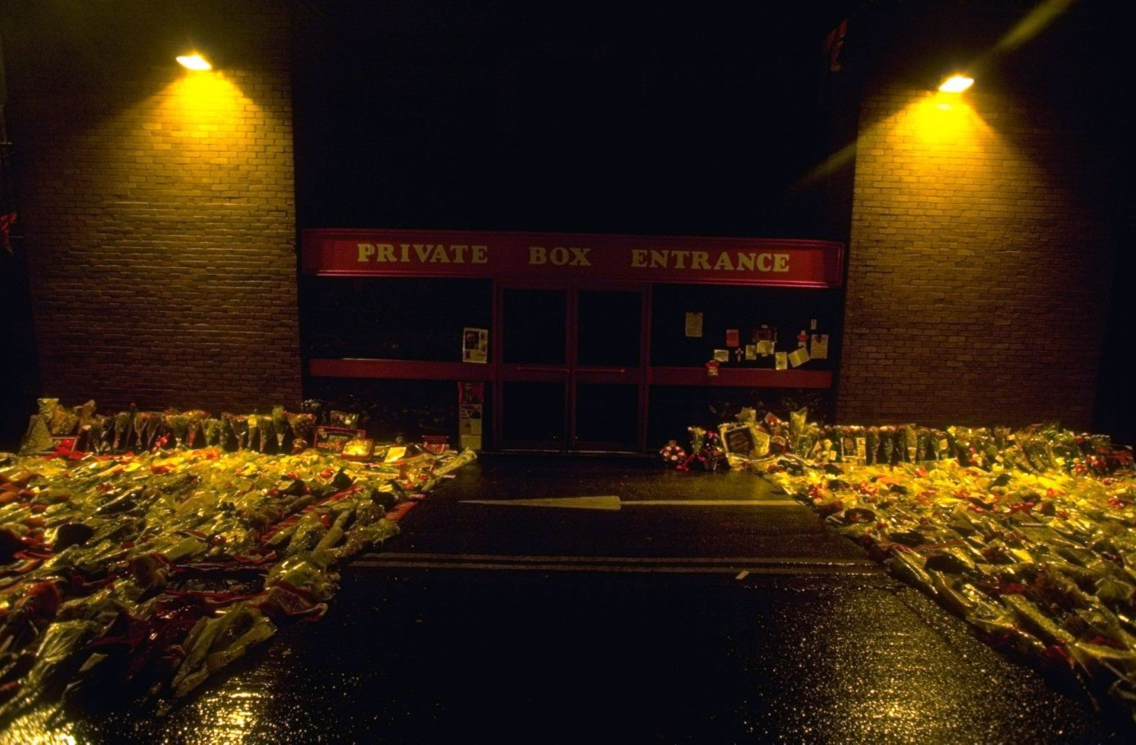 20 януари 1994 г. - тъжен ден. "Олд Трафорд" е превърнат в място за поклонение след смъртта на легендарния мениджър Мат Бъзби