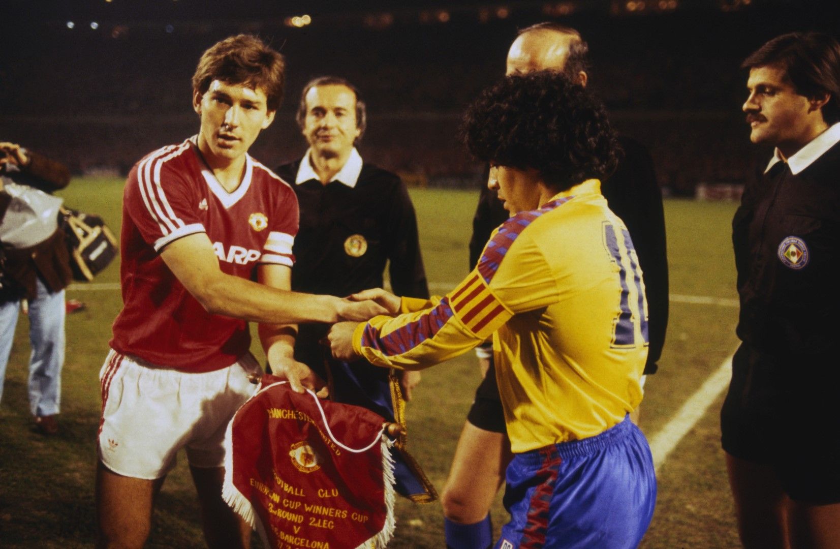 1984 г. Юнайтед - Барселона, четвъртфинал за КНК. Брайън Робсън и Диего Марадона са капитаните