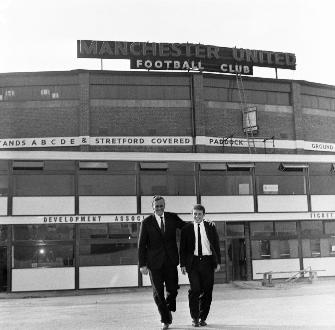 1963 г. Джони Джайлс си тръгва от "Олд Трафорд", след като е подписал с врага Лийдс. На снимката играчът е с легендарния мениджър на новия си клуб Дон Реви
