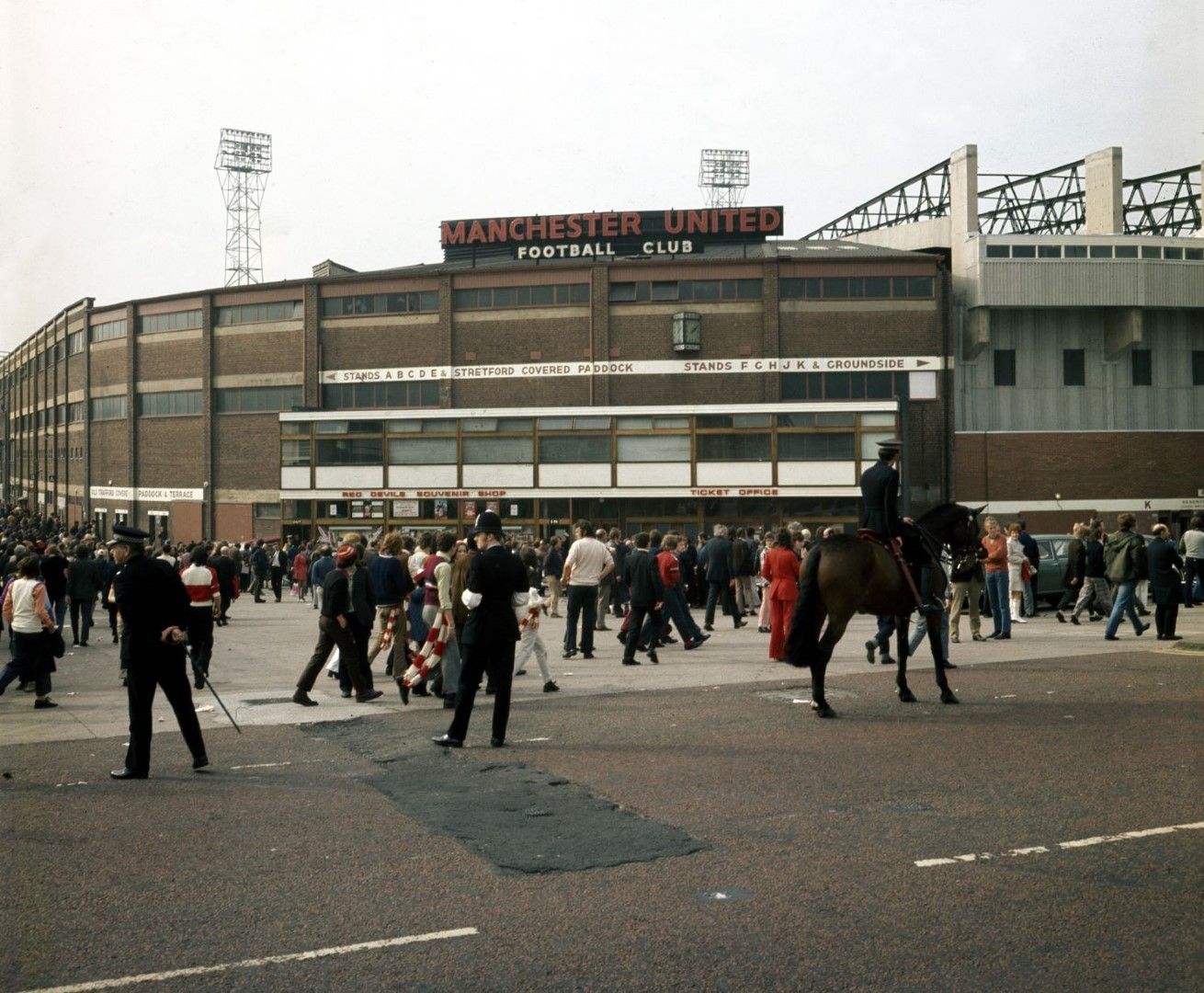 1972 г. Юнайтед приема Дарби, един от най-силните отбори по това време. Кризата на "Олд Трафорд" е голяма, клубът изпада във Втора дивизия 2 години по-късно