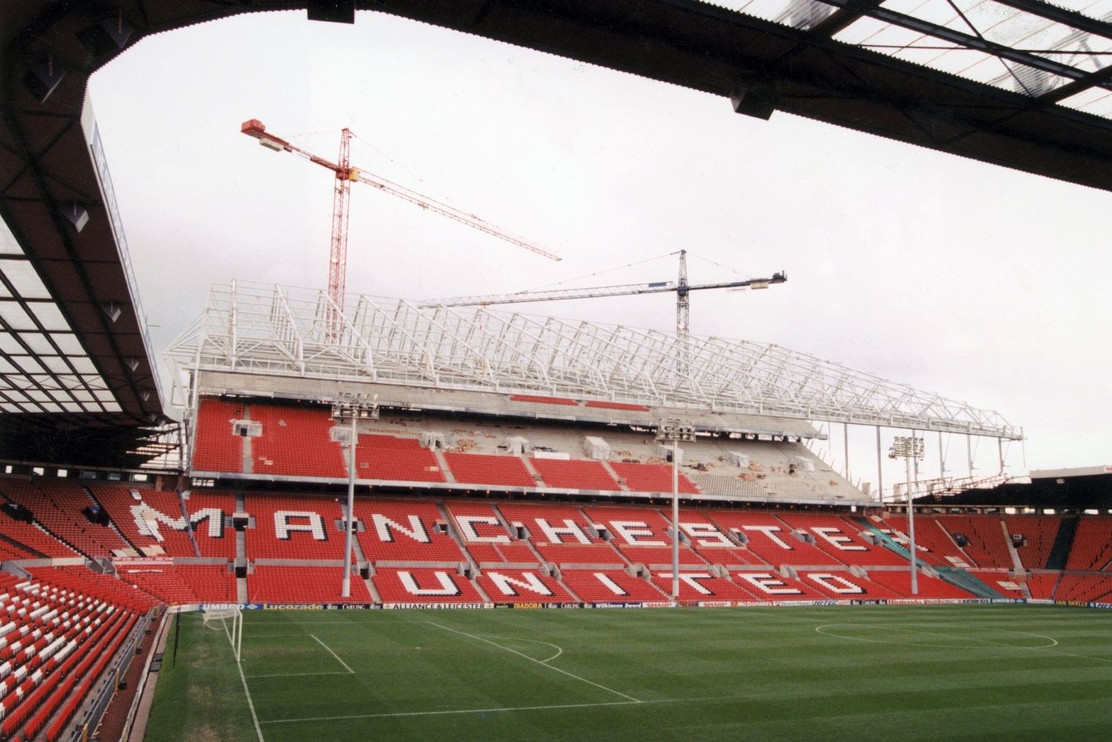1995 г. - Реконструкция променя изцяло вида на стадиона