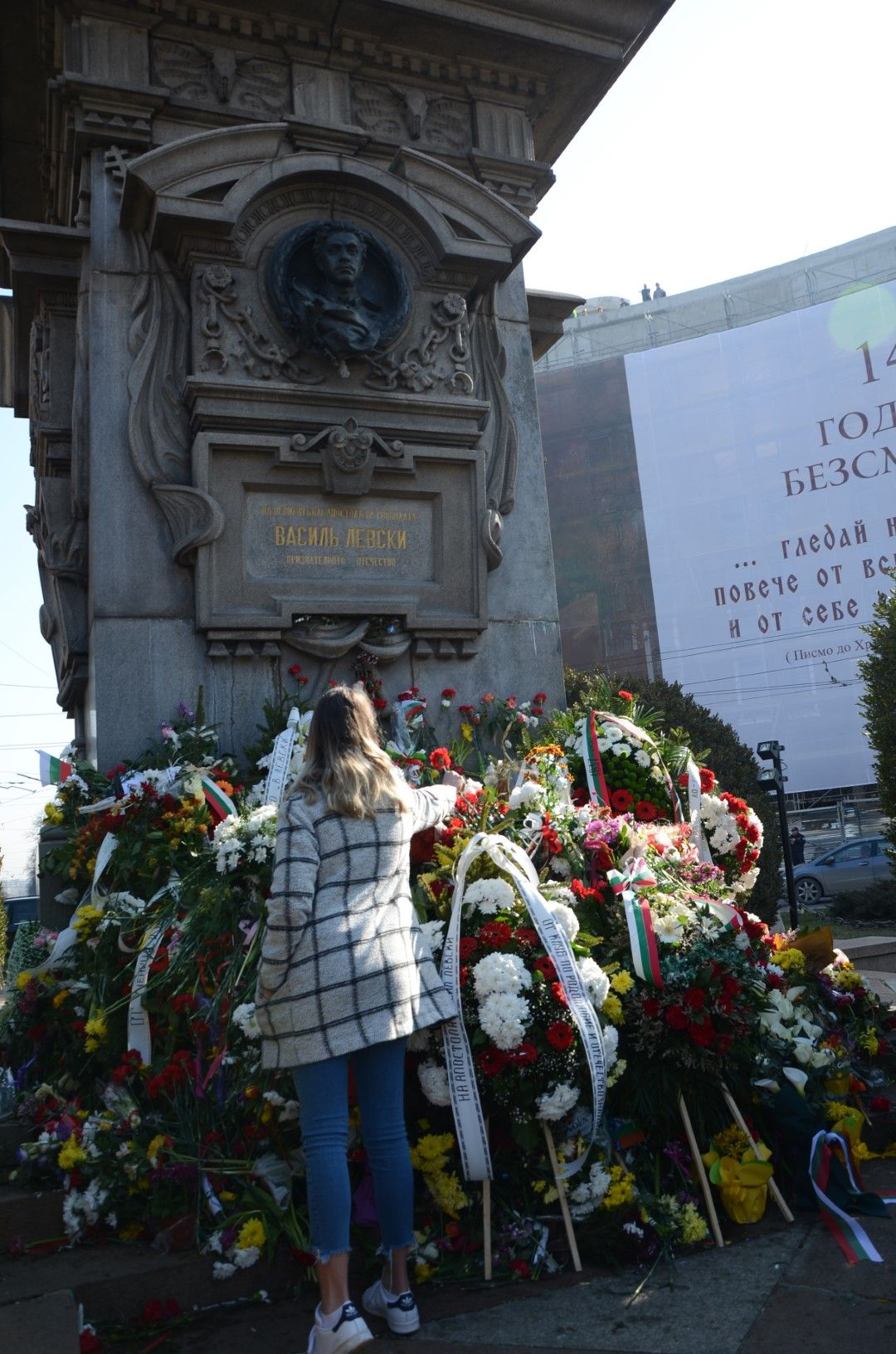 Пред Паметника на Апостола в центъра на София