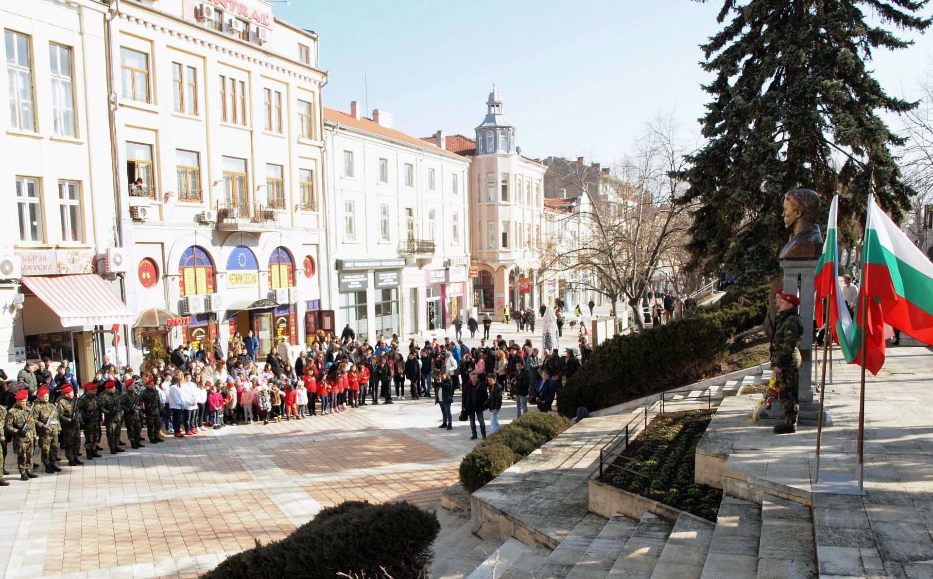 На възпоменателна церемония, шуменци поднесоха венци и цветя пред паметника на Апостола на Свободата Васил Левски