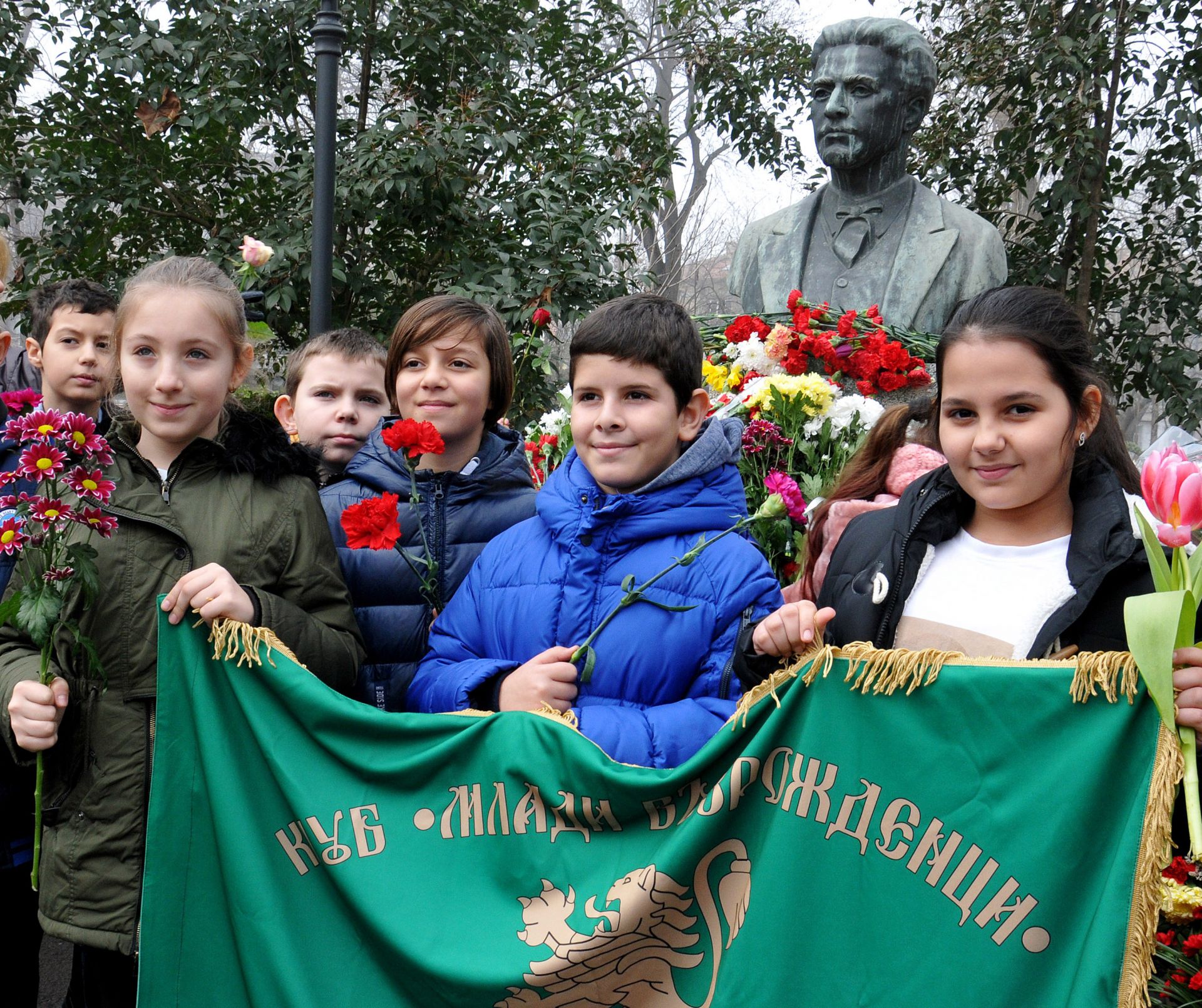 Пред паметника на Васил Левски в Морската градина в Бургас  десетки граждани отдадоха почит към делото на Дякона