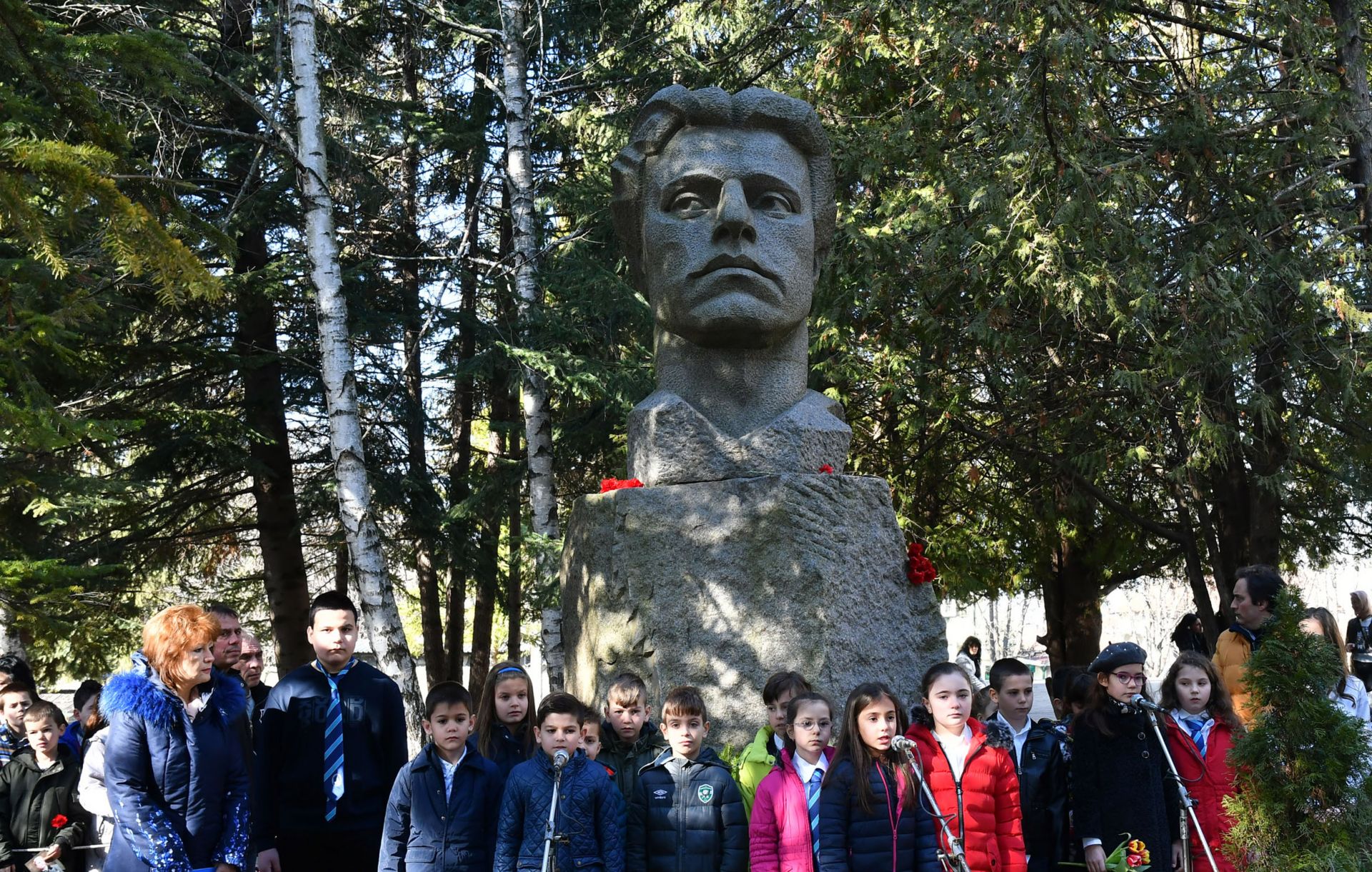  Пред бюст-паметника на Левски в едноименното училище в Разград бяха положени цветя и венци от представители на политически сили, граждани и ученици