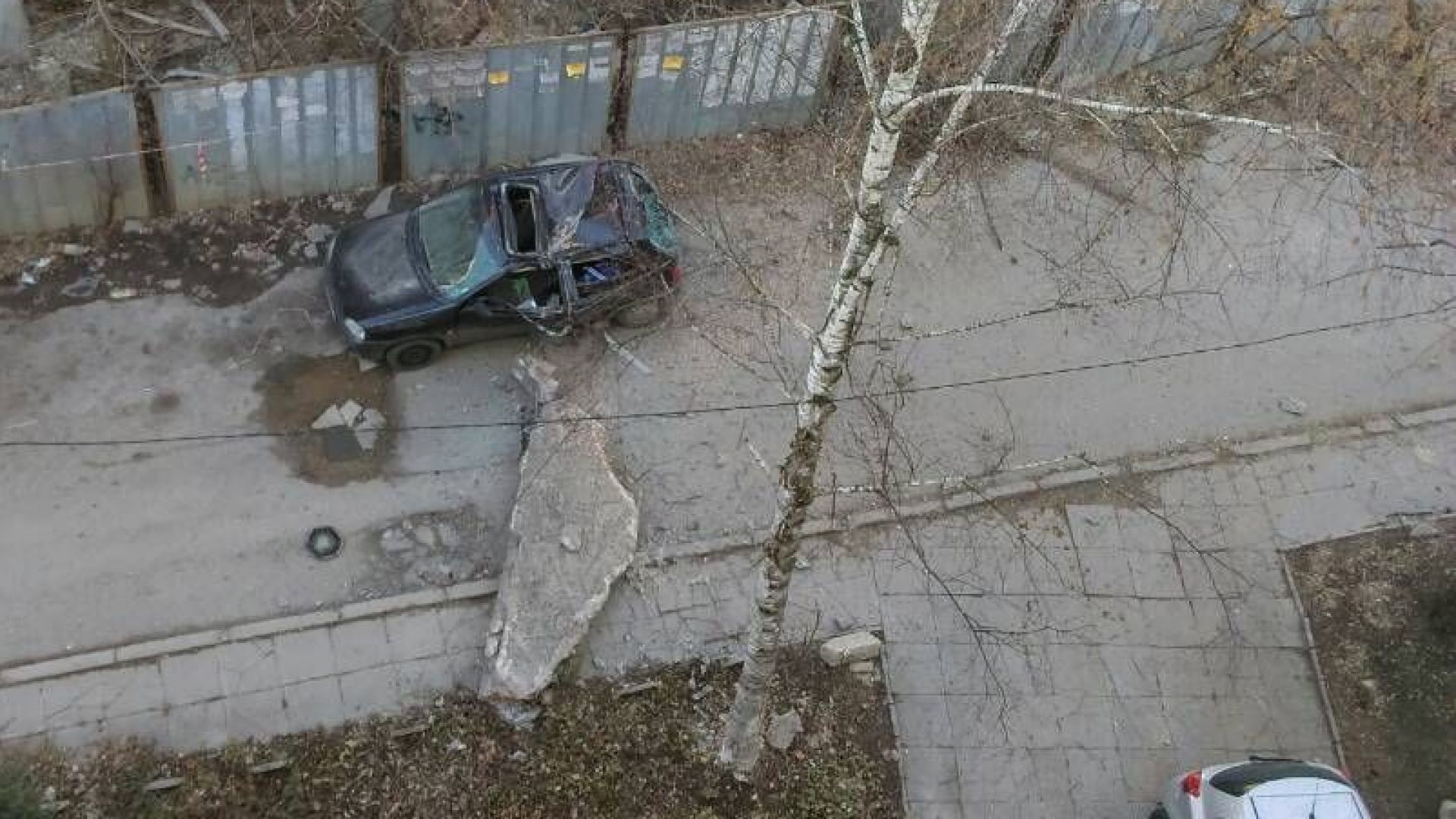 Огромен бетонен къс премаза кола в София (снимки)