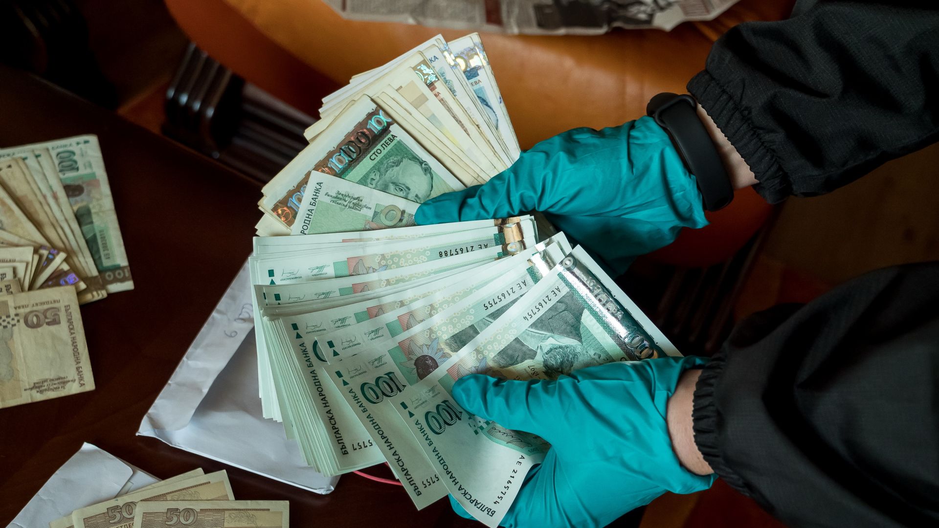 Близо 1 7 милиона лева са открити в две банкови касети