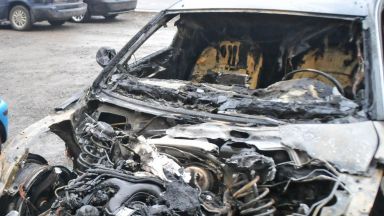 Такси пламна пред УМБАЛ-Бургас, в пожара изгоря още една кола