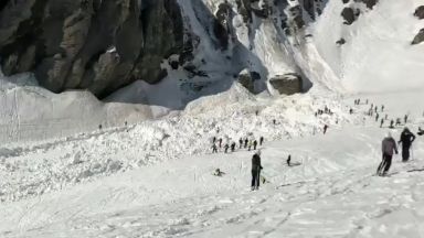  Лавина опустоши скиори на писта в швейцарски курорт (видео) 