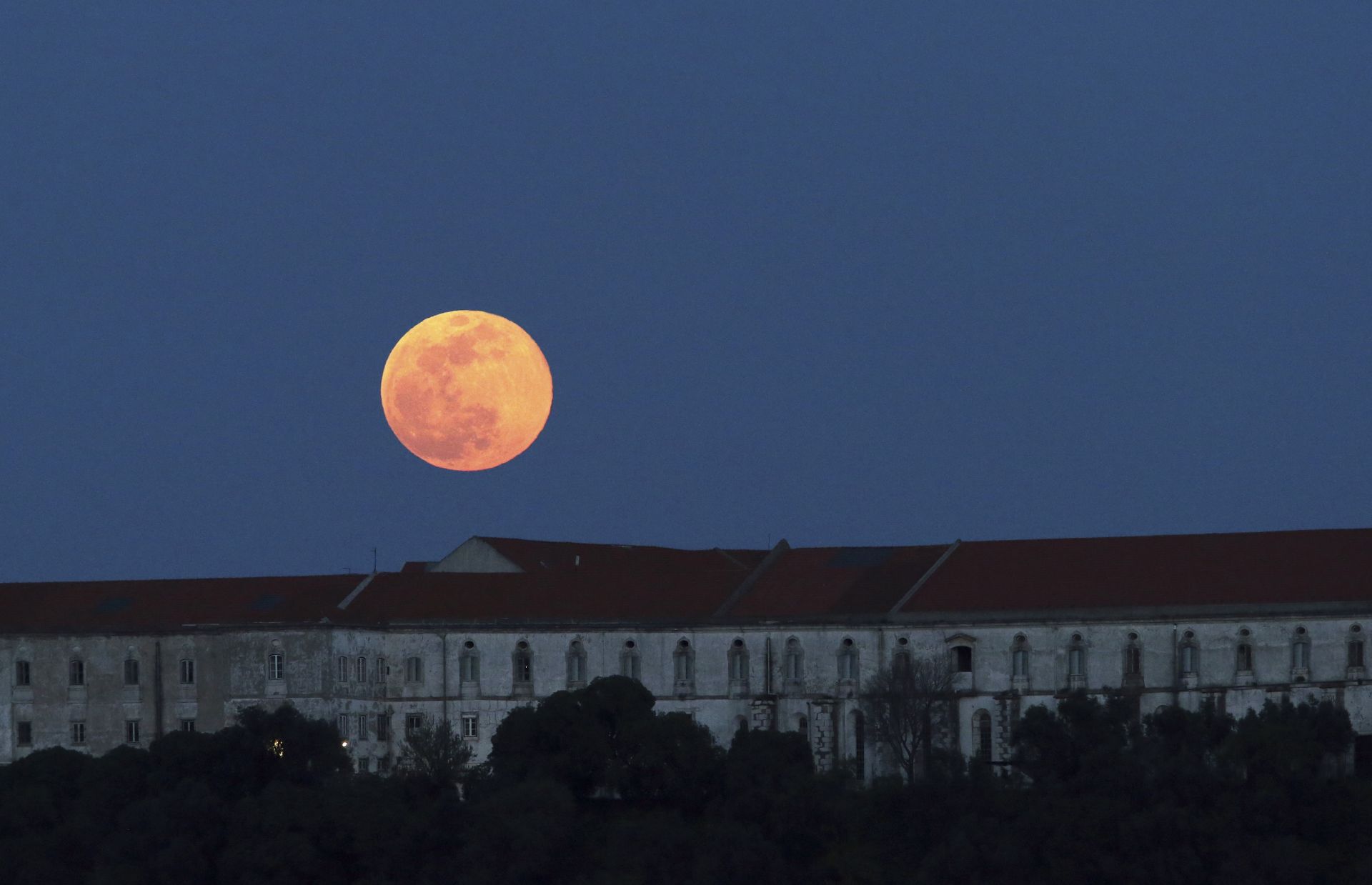 Супер Луната в Португалия