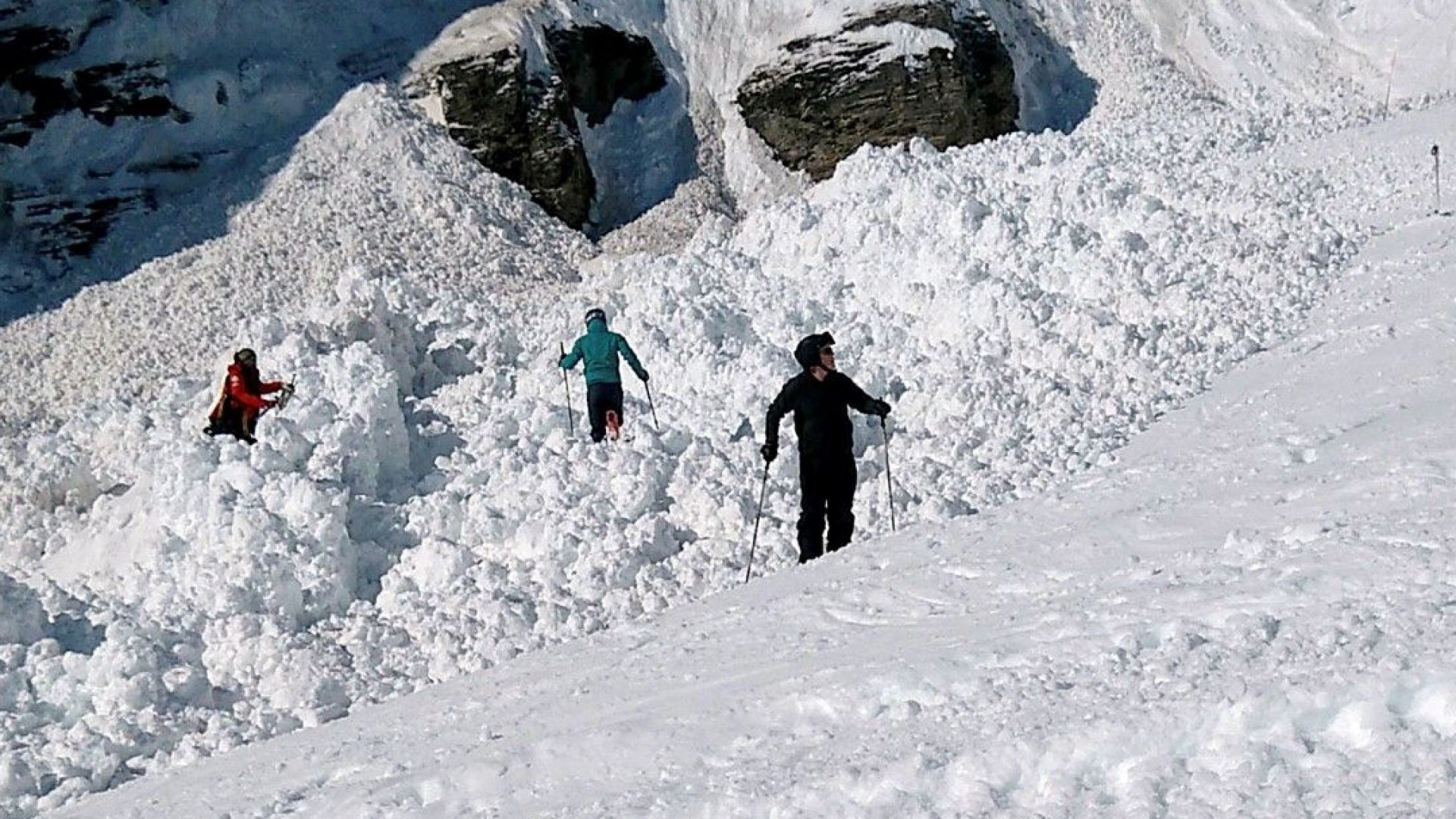 Четирима души бяха извадени изпод лавината паднала върху ски писта