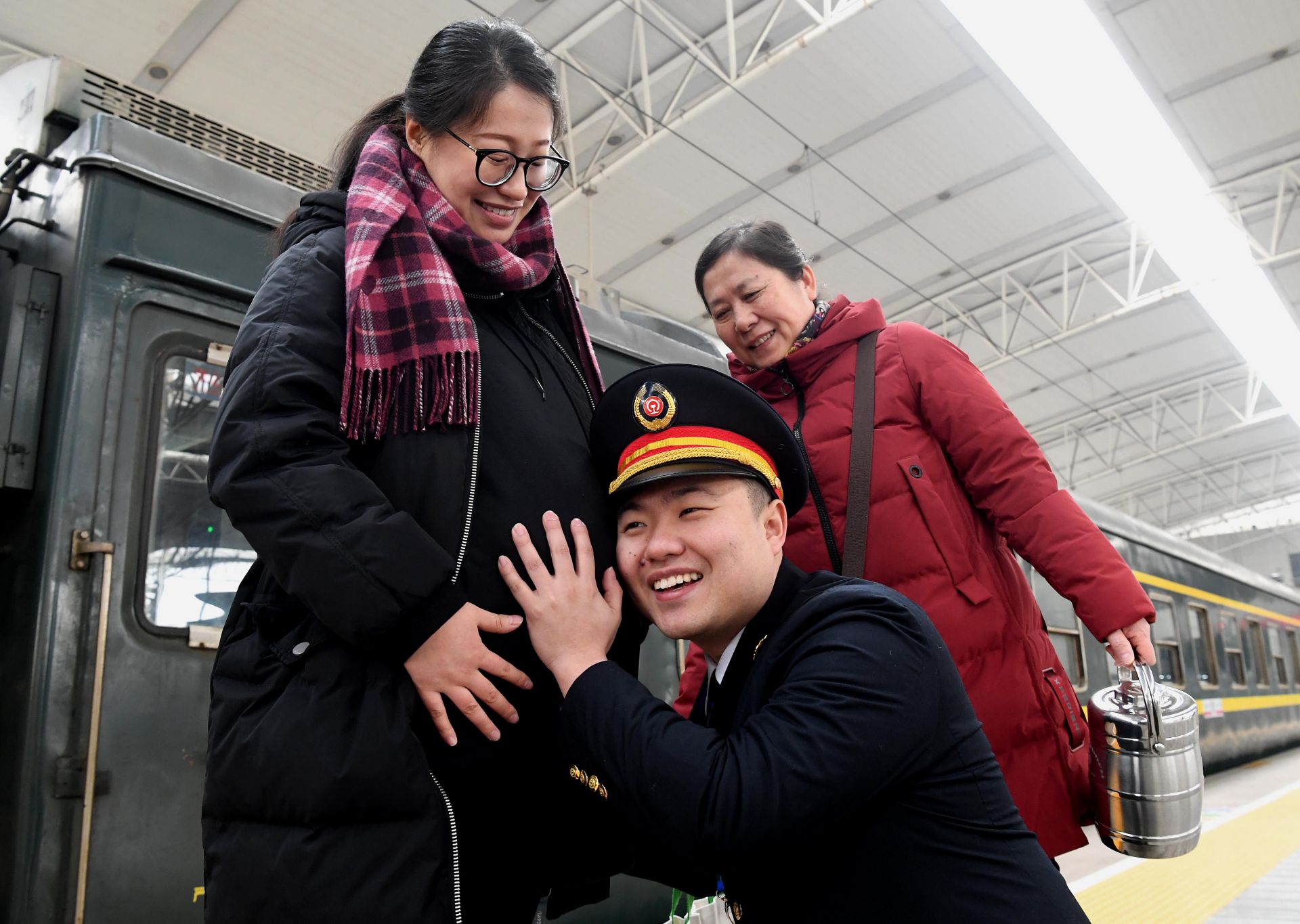 Изправени пред бъдеща демографска криза и застаряващо общество, китайските лидери отчаяно се опитват да убедят двойките да имат повече деца