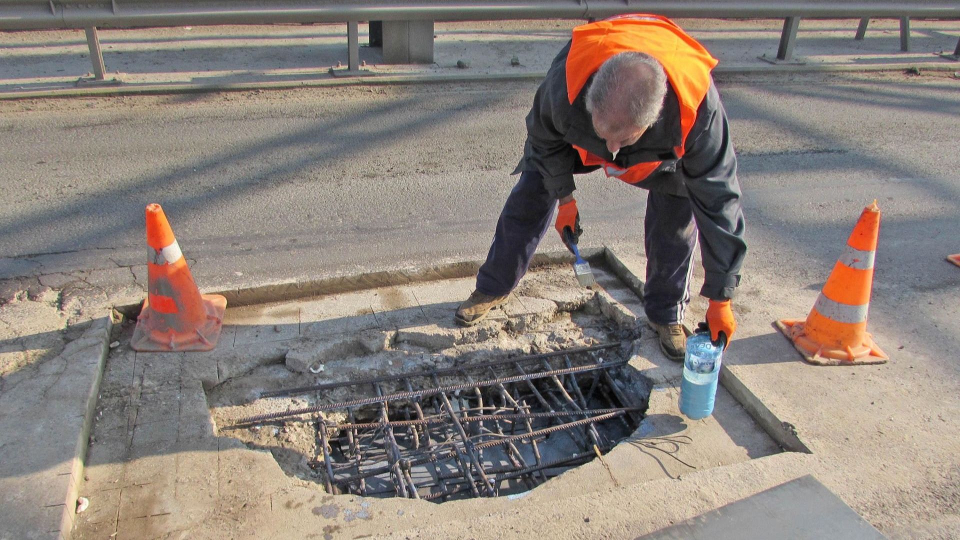 Екипи на поддържащата фирма към Областното пътно управление в Русе