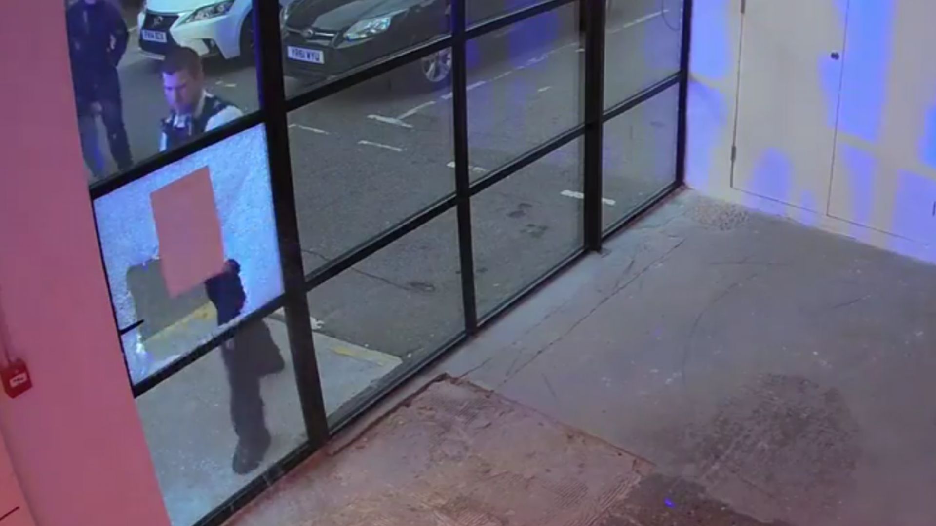 Лондонската полиция и екип на спешна помощ са нахлули в