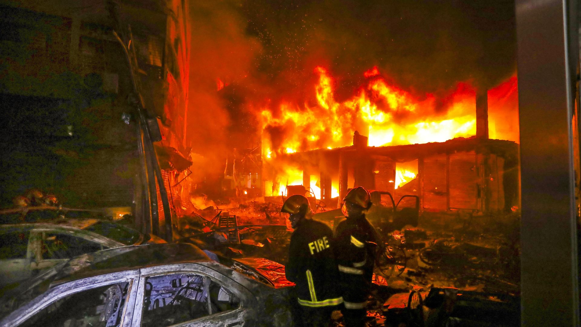 Най малко 70 души загинаха при огромен пожар в столицата на
