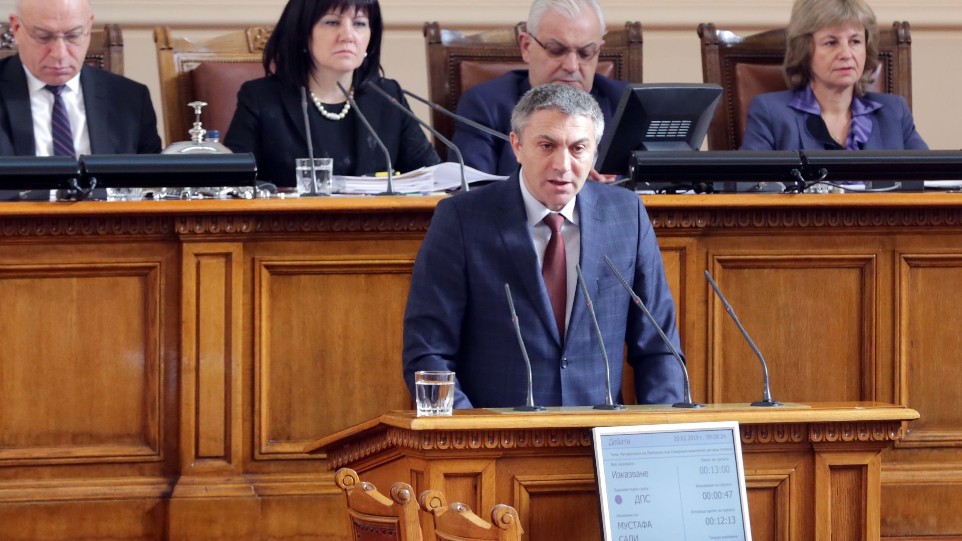 Развитието на човечеството се дължи на общуването между хората но