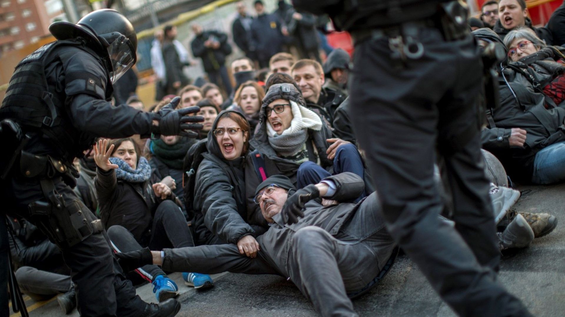 Каталунски сепаратисти блокираха рано тази сутрин възлови пътища и железопътни