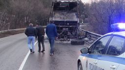 Автобус изгоря на пътя Русе-Бяла, огнеборци предотвратиха взрив