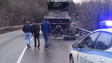 Автобус изгоря на пътя Русе-Бяла, огнеборци предотвратиха взрив